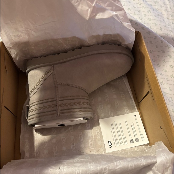 UGG Women’s Classic Mini Rina Boots – Size 10 – New in Box - Picture 4 of 11